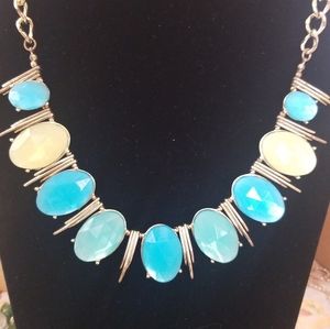 Collar de piedras colores claros